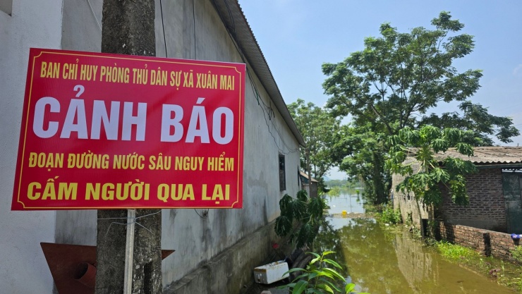 Tại các khu vực vực bị ngập sâu, chính quyền địa phương đã đặt các biển cảnh bảo, hướng dẫn người dân đi lại an toàn.