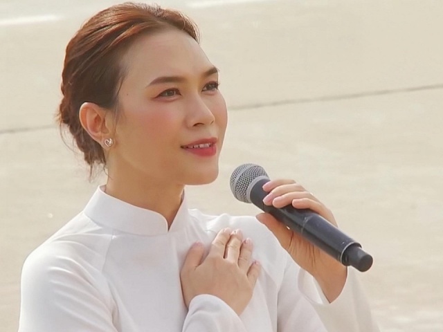 Mỹ Tâm được khen “sáng bừng“ khi diện áo dài tối giản