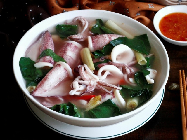 Mực luộc hay hấp ngon hơn?