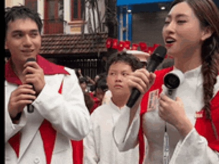 Clip nam chính 'Mưa đỏ' nhìn Lương Thùy Linh tình tứ, gây sốt mạng xã hội