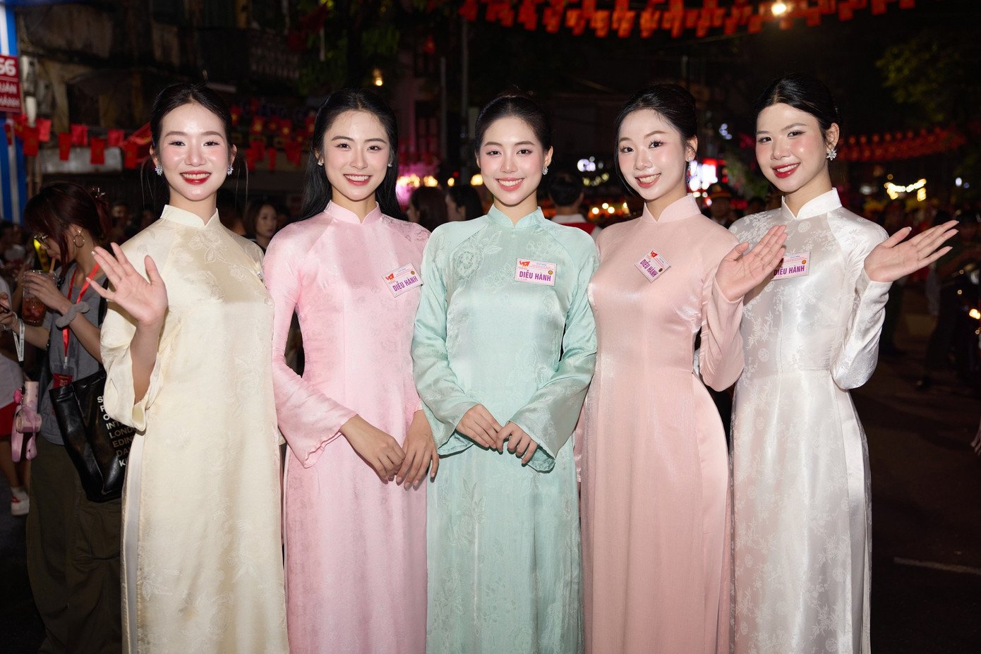 Hà Trúc Linh, Tiểu Vy chia sẻ hậu trường cùng 200 nghệ sĩ đi diễu hành - 1