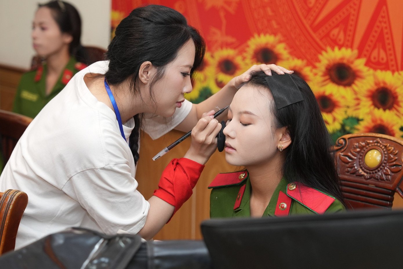 Ê kíp 100 người make up miễn phí cho hơn 1.000 chiến sĩ trong đại lễ A80 - 2