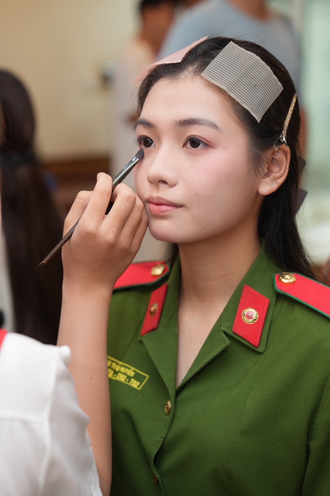 Ê kíp 100 người make up miễn phí cho hơn 1.000 chiến sĩ trong đại lễ A80 - 11