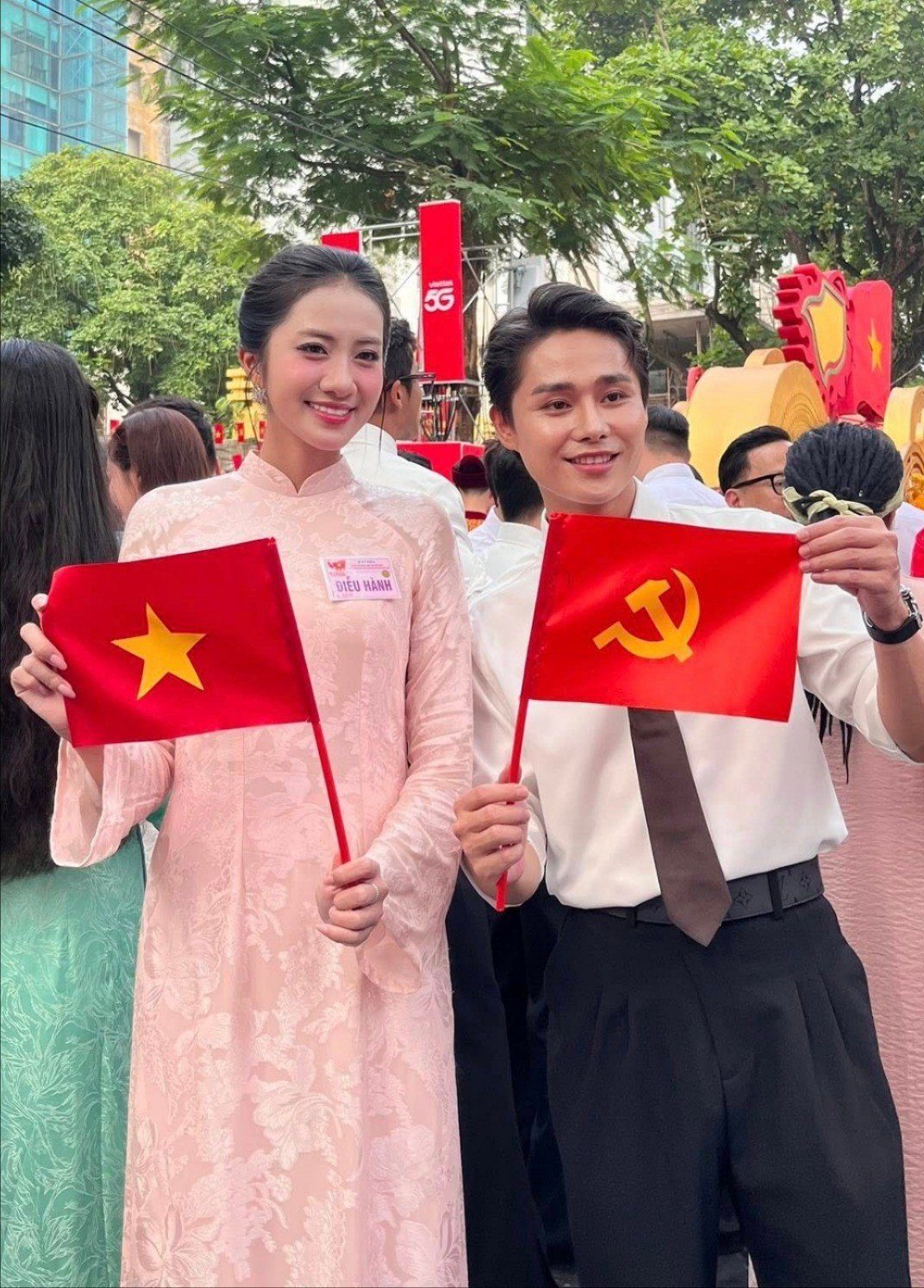 Nhớ lại khoảnh khắc diễu hành qua Quảng trường Ba Đình, Trúc Linh nói: "Sáng hôm qua, khi đi diễu hành qua lăng Bác, đi giữa lòng nhân dân, cảm xúc vô cùng tự hào và hạnh phúc. Tôi đã không kìm được nước mắt, chỉ biết ngước lên trời".