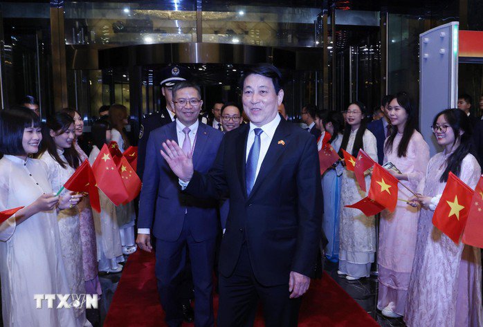 Kiều bào, lưu học sinh Việt Nam tại Trung Quốc đón Chủ tịch nước Lương Cường. Ảnh: TTXVN