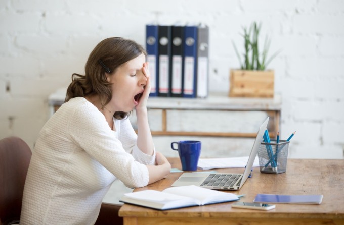 Chất lượng giấc ngủ kém và mức độ căng thẳng của cơ thể liên quan mật thiết đến việc kiểm soát cân nặng.