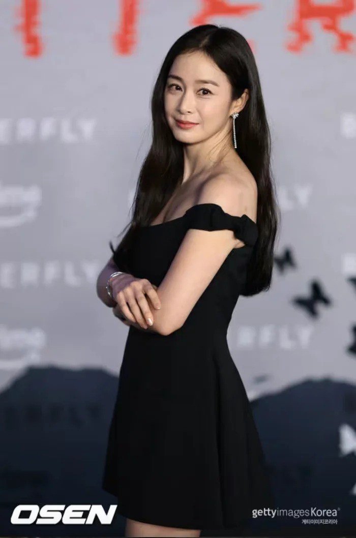 Song Hye Kyo, Kim Tae Hee lẫn Son Ye Jin đều rất tự tin, rạng rỡ trước ống kính và chính nụ cười tươi tắn bất chấp nếp nhăn đã giúp họ vẫn được khen ngợi. Nhất là khi cả ba sao nữ đều rất thoải mái đón nhận việc ai cũng phải già đi và ngày càng yêu quý phiên bản điềm tĩnh của chính mình.