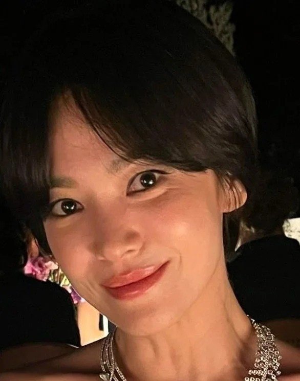 Song Hye Kyo cũng rất thoải mái tạo dáng trước máy ảnh, chẳng hề bận tâm đến việc bị lộ quầng mắt cũng như nếp nhăn ở quanh mắt. Netizen cho rằng chỉ cần chọn nơi có ánh sáng mạnh hơn, Song Hye Kyo sẽ giấu được làn da kém đàn hồi nhưng cô đã chọn cách không che giấu thực tế.