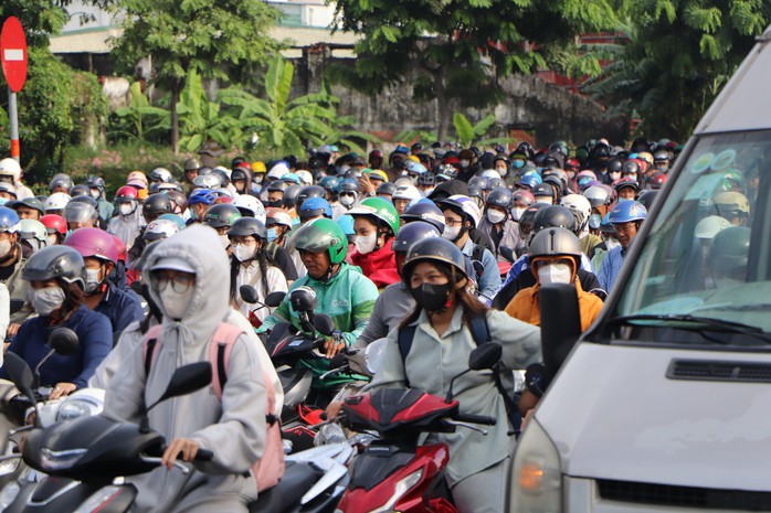 Hàng dài xe chật vật lưu thông qua khu vực cầu Bình Lợi.