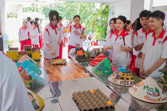 Học sinh Trường THPT Nguyễn Hữu Thọ (phường Xóm Chiếu, TP HCM) trong giờ sinh hoạt câu lạc bộ ở trường