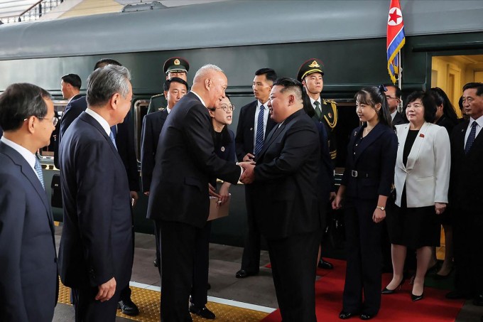 Lãnh đạo Triều Tiên Kim Jong-un và con gái tới ga Trung Quốc ngày 2/9. Ảnh: AFP