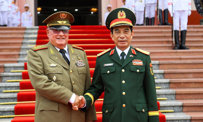 Đại tướng Phan Văn Giang, Bộ trưởng Quốc phòng, đón đoàn của thượng tướng Álvaro López Miera, Bộ trưởng các Lực lượng vũ trang cách mạng Cuba. Ảnh: Tuấn Huy