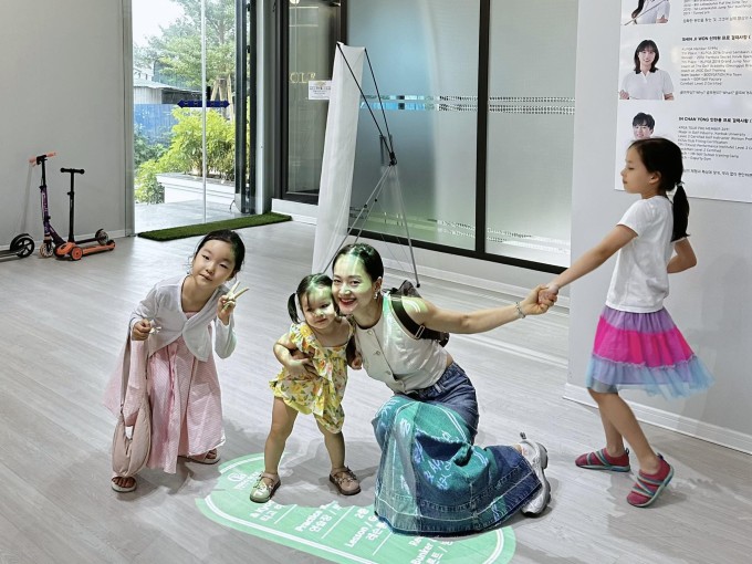 Lan Phương đưa con gái Lina (bìa phải) cùng bé út Mia (đầm vàng) đi chơi ngày lễ với cháu họ.