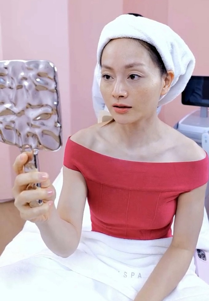 Lan Phương tới một thẩm mỹ viện ở Hà Nội, sáng 3/9.