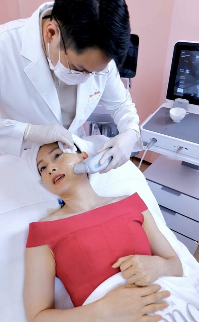 Diễn viên thực hiện nâng cơ, xóa nhăn, trẻ hóa da mặt.