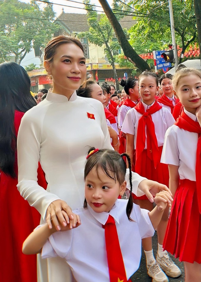 Mỹ Tâm gây sốt khi mặc áo dài trắng giản dị.