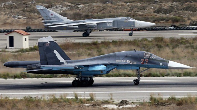 Cường kích Su-24M (trên) và tiêm kích ném bom Su-34 (dưới). (Nguồn: MW) Cường kích Su-24M (trên) và tiêm kích ném bom Su-34 (dưới). (Nguồn: MW)