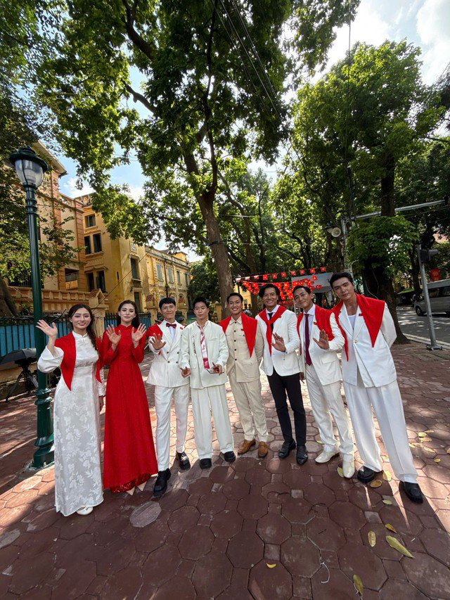 "K3 Tam Sơn còn, Thành cổ còn! Luỵ concert Quốc gia thật sự. Cả nhà tiếp tục ra rạp với phim Mưa đỏ nhé", Lương Thùy Linh chia sẻ.