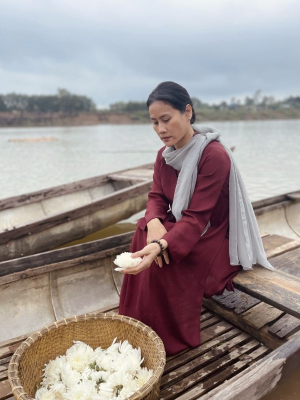 Hình ảnh diễn viên Thân Thúy Hà trong phim "Mưa đỏ".