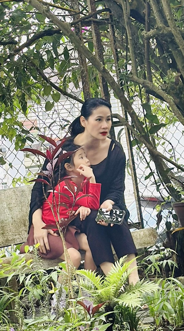 Thân Thúy Hà bên con gái nhỏ.