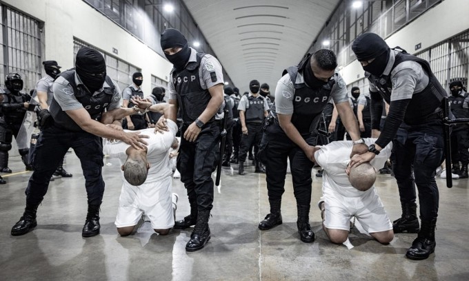 Cảnh sát khống chế những người bị cáo buộc là thành viên băng đảng Tren de Aragua tại nhà tù Tecoluca, El Salvador, hồi tháng ba. Ảnh: AFP