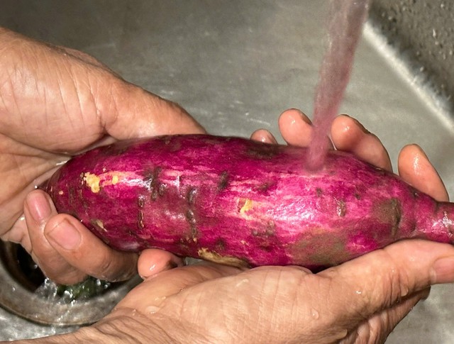Để ăn vỏ khoai lang an toàn cần rửa khoai dưới vòi nước chảy và chà xát bằng bàn chải cọ rau củ.