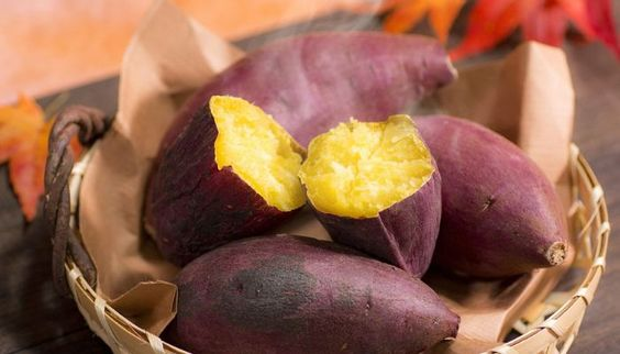 Vỏ khoai lang chứa nhiều chất có lợi cho sức khỏe như chất xơ, chất chống oxy hóa, vitamin, khoáng chất.