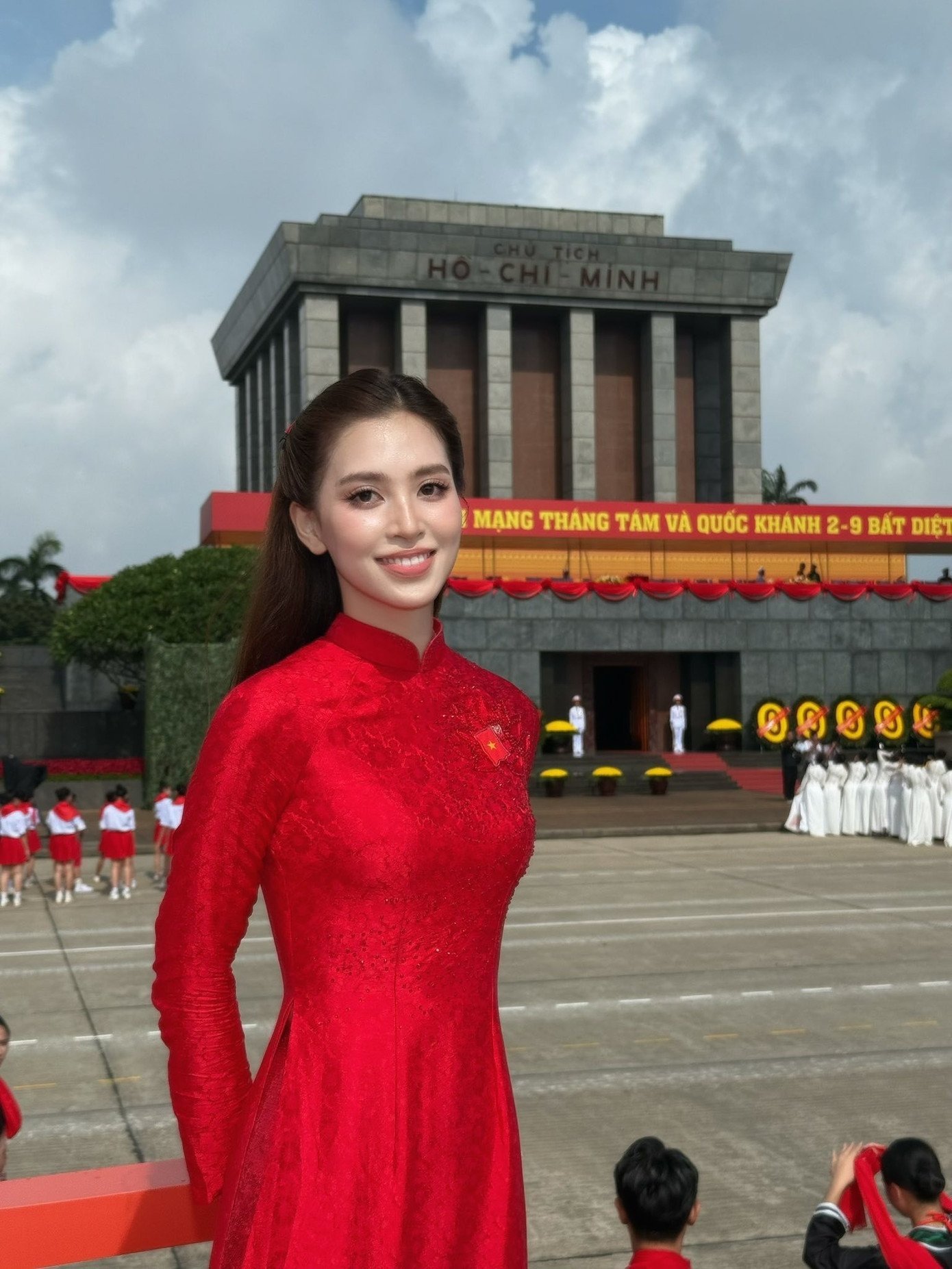 Tiểu Vy chia sẻ kỷ niệm đáng nhớ trong lúc diễu hành qua Quảng trường Ba Đình đó là cô không có điện thoại để chụp ảnh do không gặp được ê-kíp. Người đẹp đã mượn điện thoại của một nam diễn viên trong phim Mưa đỏ và của thiếu tá Lê Mai Ly - nữ chiến sĩ công an nhập vai "girl phố" bị cảnh sát cơ động trấn áp trên phố đi bộ - để ghi lại những khoảnh khắc lịch sử đáng nhớ.