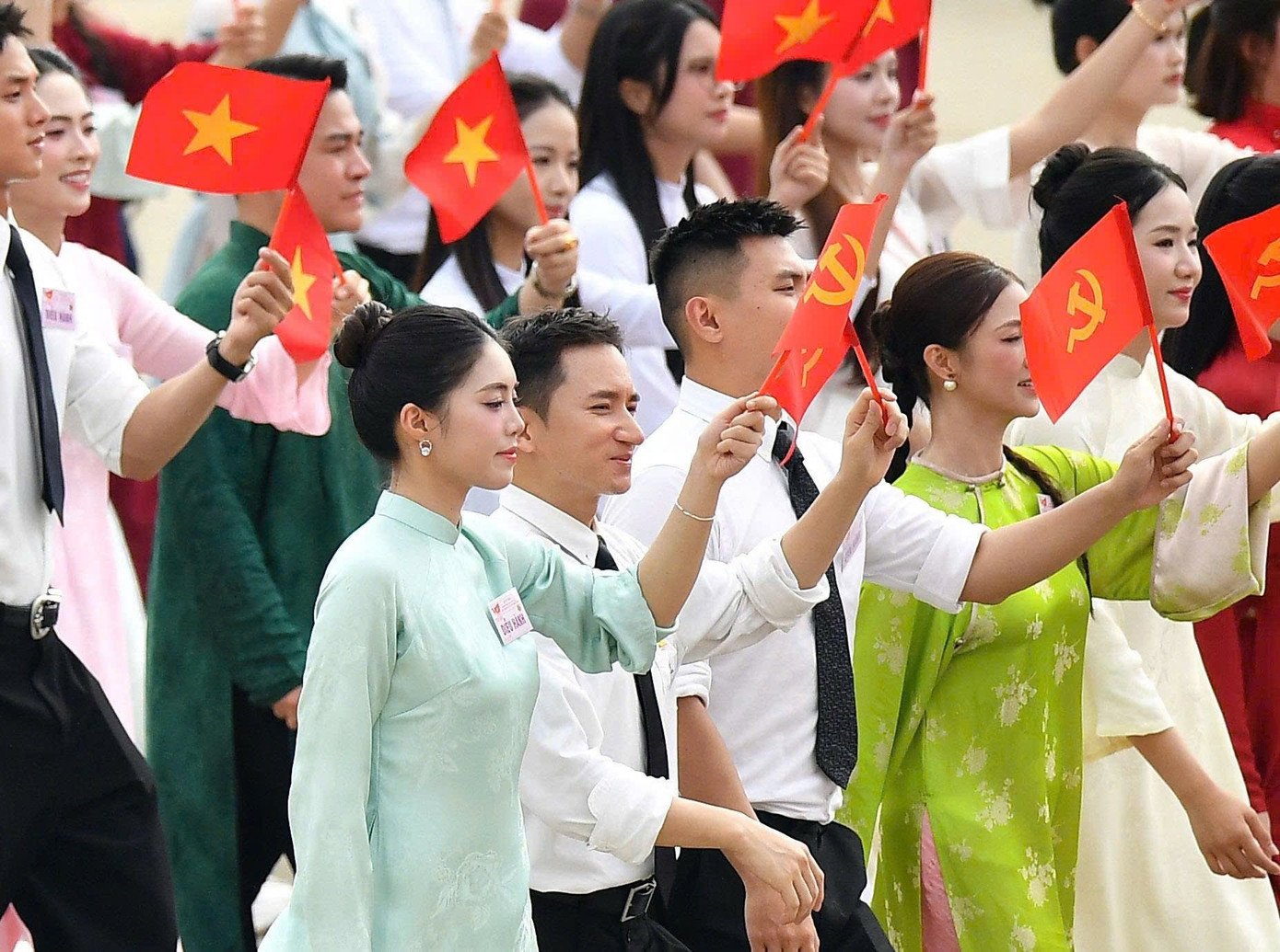Hà Trúc Linh, Tiểu Vy chia sẻ hậu trường cùng 200 nghệ sĩ đi diễu hành - 20