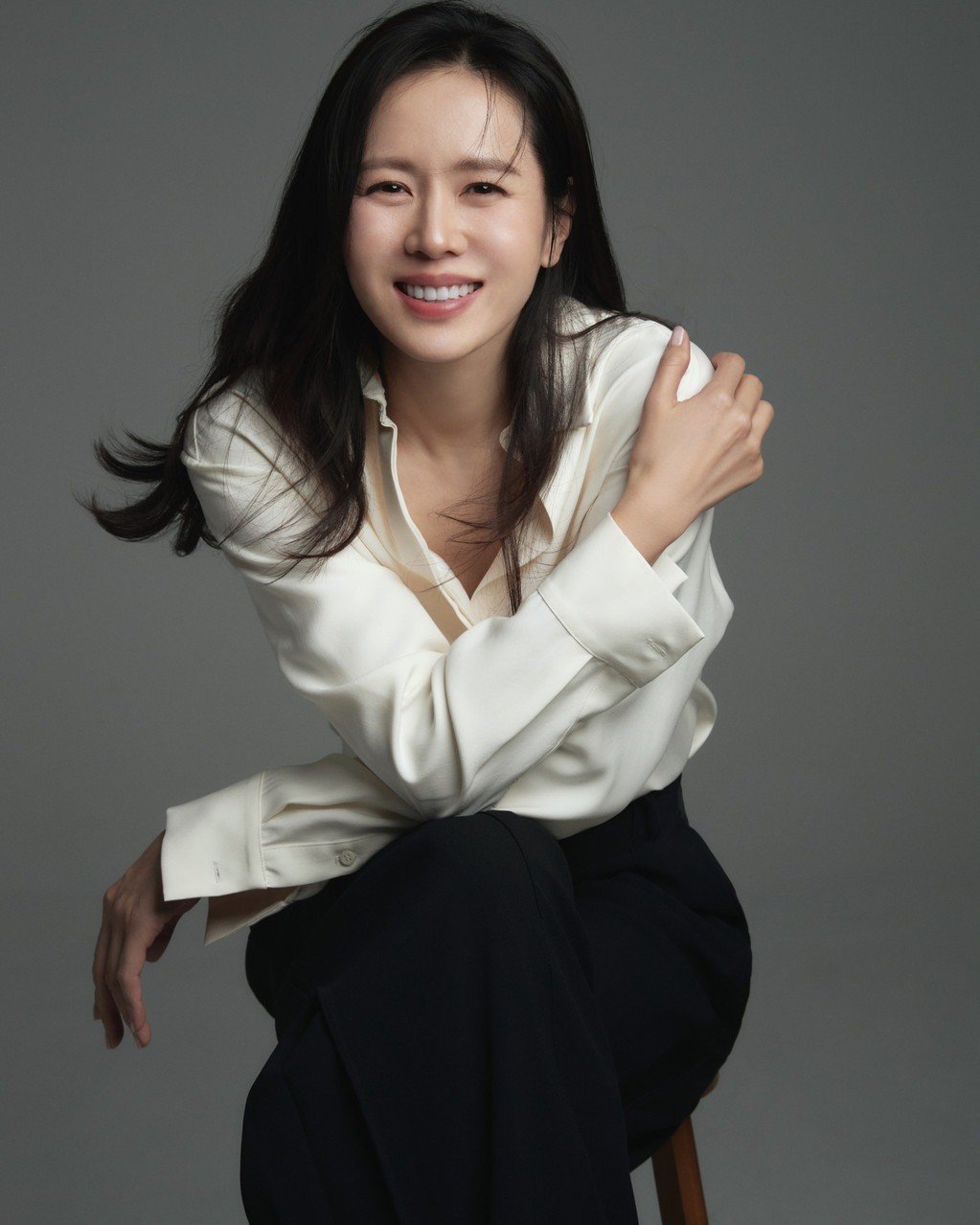 Suốt nhiều năm, netizen luôn công nhận Song Hye Kyo, Kim Tae Hee và Son Ye Jin là các mỹ nhân không tuổi khi họ trẻ hơn tuổi thật khá nhiều. Làn da căng mịn, thần thái rạng rỡ, phong cách ăn mặc trẻ trung giúp ba diễn viên dù có qua tuổi 40 vẫn có thể tự tin đọ sắc với các đàn em.