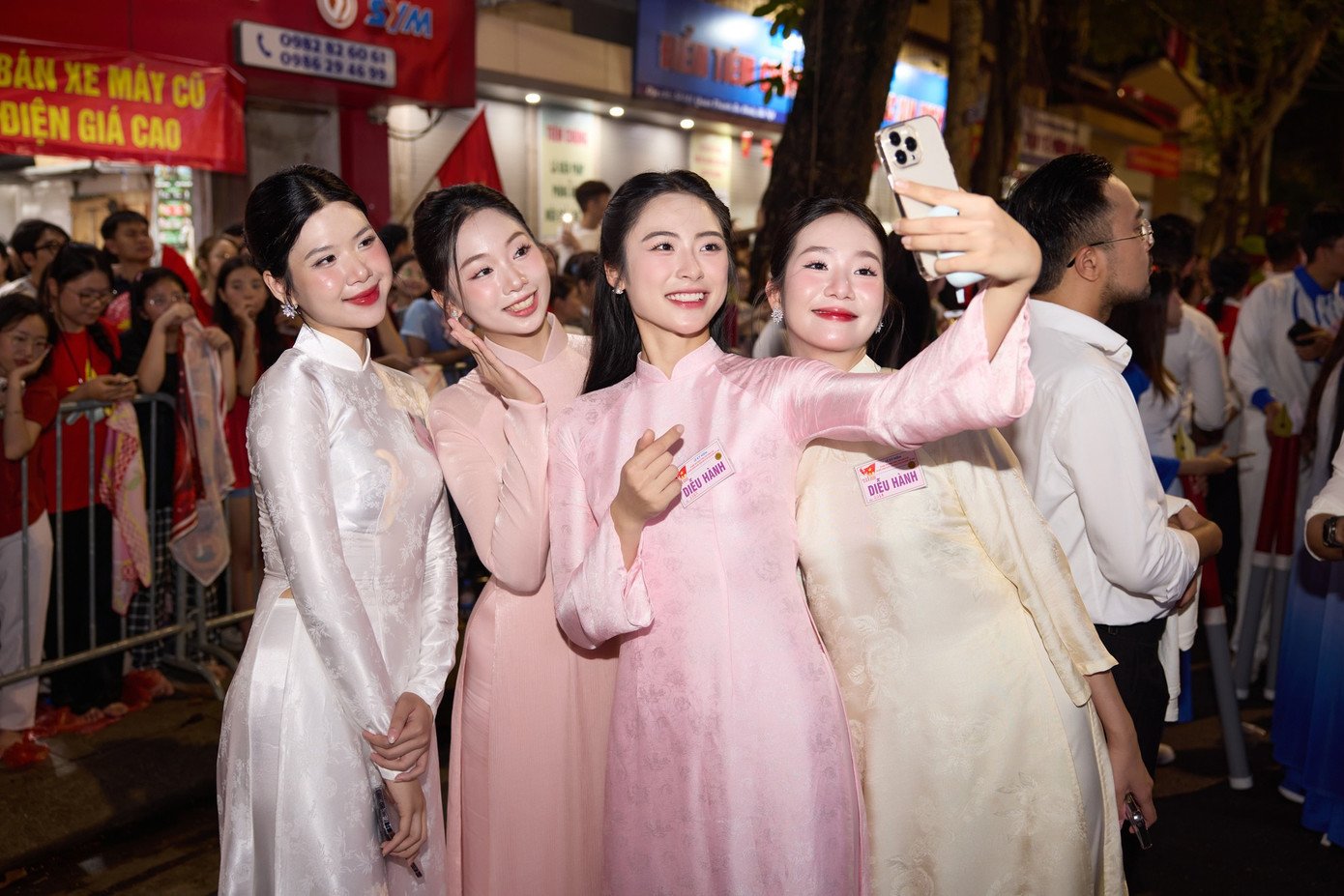 Trên trang cá nhân, Hoa hậu Hà Trúc Linh chia sẻ những hình ảnh đáng nhớ sau lễ diễu hành kỷ niệm 80 năm Cách mạng tháng Tám và Quốc khánh 2/9. Để chuẩn bị cho buổi diễu hành, Trúc Linh cùng các á hậu, người đẹp có mặt ở phố Quán Thánh từ 2h sáng nhưng vẫn tràn đầy năng lượng.
