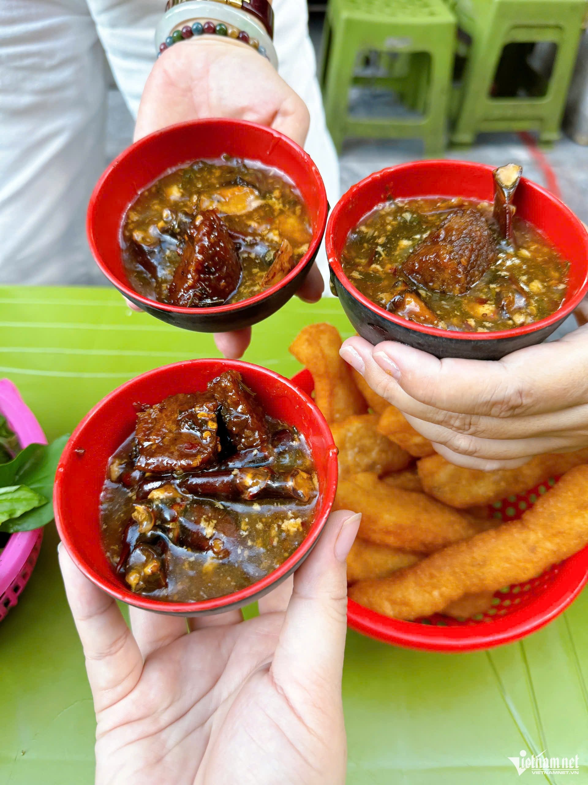 Món chả sam, chân sam chua ngọt được phục vụ trong bát nhỏ