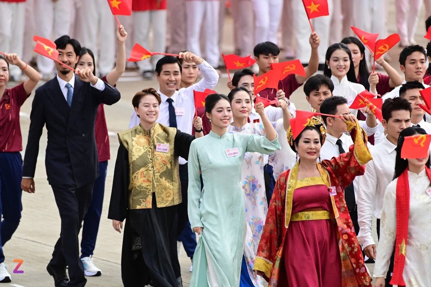 Á hậu Châu Anh tự hào chia sẻ khoảnh khắc cùng 200 nghệ sĩ diễu hành qua Quảng trường Ba Đình. "Tôi cùng các cô chú, anh chị nghệ sĩ trong khối văn hoá - thể thao đã hoàn thành xuất sắc nhiệm vụ A80, để lại một kỷ niệm thật đặc biệt, vừa đáng nhớ vừa tự hào. Hành trình ấy không chỉ là sự nỗ lực hết mình mà còn là những khoảnh khắc gắn kết, sẻ chia đầy ấm áp. Sẽ nhớ mọi người rất nhiều".