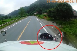 Clip: Va chạm người đi bộ, cô gái may mắn thoát chết trước đầu container