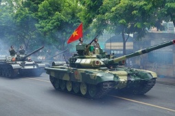 Tin tức trong ngày - Đội hình tăng thiết giáp tham gia diễu binh