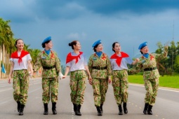 Bạn trẻ - Cuộc sống - Khối nữ Gìn giữ hòa bình bịn rịn chia tay sau khi hoàn thành nhiệm vụ