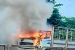 Tin tức trong ngày - Xe tải đang chạy bất ngờ bốc cháy dữ dội trên Quốc lộ 1