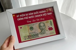 Nhiều người đóng khung 100 nghìn đồng quà 2/9 để lưu giữ như báu vật