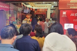 Kinh doanh - Giá vàng chiều 3/9: Tăng “sốc” lên mốc cao chưa từng có, nhiều người kéo đến cửa hàng “vét sạch” loại vàng này