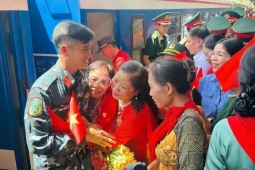 Người dân Hà Nội bịn rịn chia tay những chiến sĩ tham gia diễu binh, diễu hành