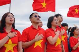 Du lịch - Du khách kể giây phút thượng cờ, hát trên đỉnh Fansipan