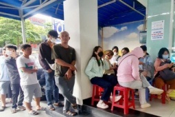 Kinh doanh - Khó mua vàng miếng SJC, nhiều người xếp hàng mua vàng nhẫn ở TP HCM