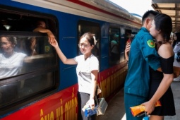 Chiến sĩ A80 ôm hôn chia tay người yêu để trở về đơn vị