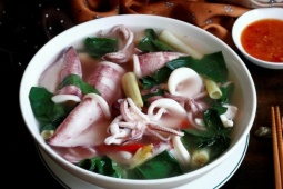 Mực luộc hay hấp ngon hơn?