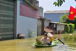 Hà Nội: Ngập sâu gần 1m, người dân nhiều xã ngoại thành phải dùng thuyền
