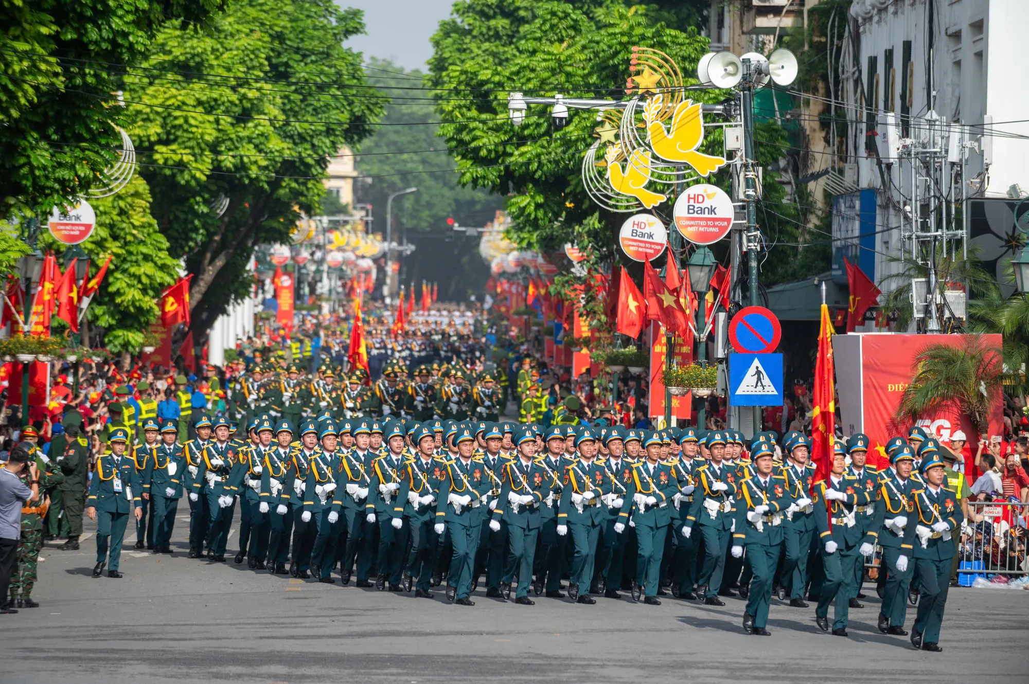 Những bước chân mạnh mẽ trong triệu triệu vòng tay Nhân dân ở ngày hội non sông A80 - 42