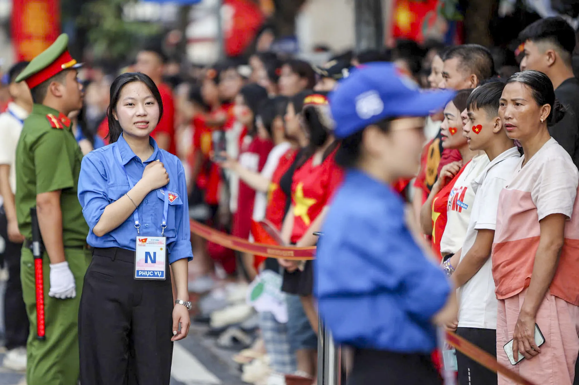 Những bước chân mạnh mẽ trong triệu triệu vòng tay Nhân dân ở ngày hội non sông A80 - 7