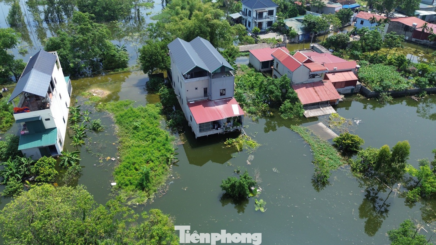Hà Nội: Ngập sâu gần 1m, người dân nhiều xã ngoại thành phải dùng thuyền - 6