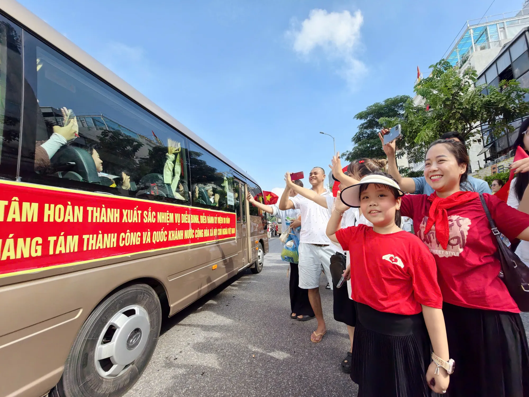 Những bước chân mạnh mẽ trong triệu triệu vòng tay Nhân dân ở ngày hội non sông A80 - 71