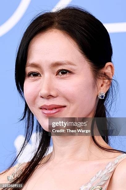 Nhưng thời gian gần đây, cả ba sao nữ đều thoải mái để lộ dấu hiệu lão hóa. Như Son Ye Jin khi tới Liên hoan phim Venice để quảng bá phim No Other Choice đã không giấu được nếp nhăn ở quanh mắt cũng như làn da kém săn chắc, thiếu mịn màng dù đã trang điểm kỹ lưỡng.